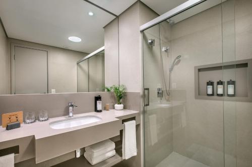 Suite Junior Executive con cama extragrande del hotel Brasil 21 Suites Affiliated By Melia. Foto 6