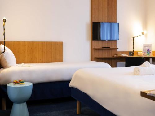 Suite familiar estándar con una cama doble y camas gemelas del hotel ibis Styles Nancy Centre Gare. Foto 2
