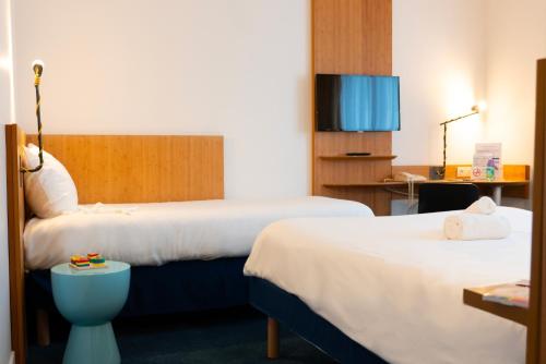 Suite familiar estándar con una cama doble y camas gemelas del hotel ibis Styles Nancy Centre Gare. Foto 5