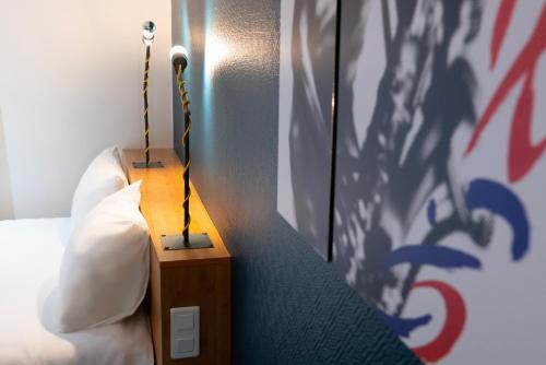 Suite familiar estándar con una cama doble y camas gemelas del hotel ibis Styles Nancy Centre Gare. Foto 7
