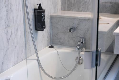 Suite familiar estándar con una cama doble y camas gemelas del hotel ibis Styles Nancy Centre Gare. Foto 10