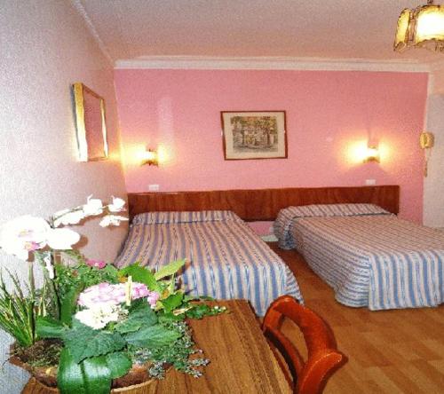 Habitación cuádruple del hotel Hôtel Du Brabant. Foto 3