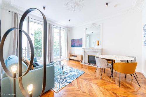 Apartamento de 1 dormitorio con vistas a la ciudad del hotel HotelHome Paris 16. Foto 1