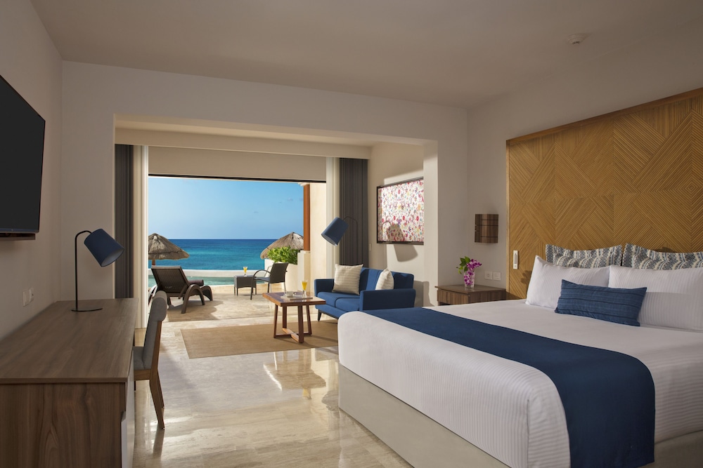 Preferred Club Junior Suite Ocean Front Swim Out King del hotel Dreams Sapphire Resort and Spa - All Inclusive. Foto 1