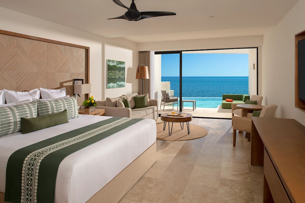 Club Junior Suite Ocean Front Swim Out King del hotel Dreams Sapphire Resort and Spa - All Inclusive