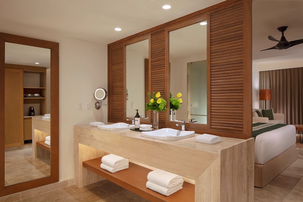 Club Junior Suite Ocean Front Swim Out King del hotel Dreams Sapphire Resort and Spa - All Inclusive. Foto 4