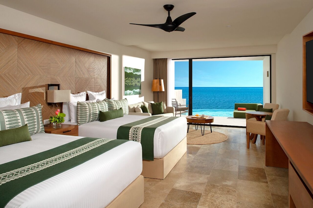 Club Junior Suite Ocean Front Swim Out Double del hotel Dreams Sapphire Resort and Spa - All Inclusive