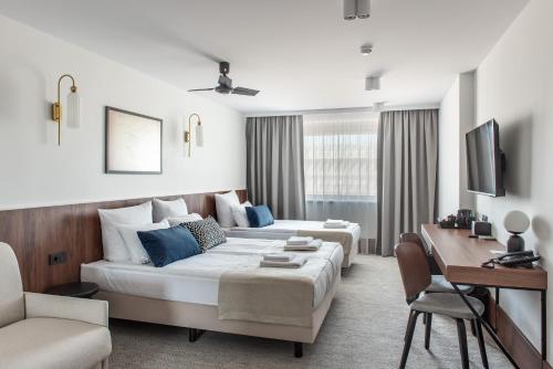 Business Triple Room with Extra Bed del hotel Airinn Vilnius. Foto 3