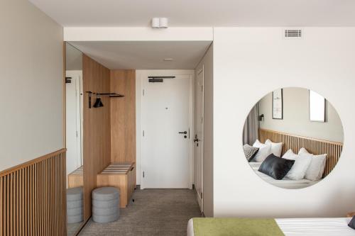 Habitación Doble Estándar con balcón del hotel Airinn Vilnius. Foto 2