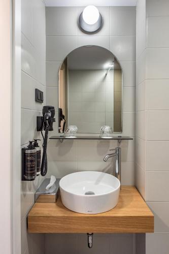 Habitación Doble Estándar con balcón del hotel Airinn Vilnius. Foto 3