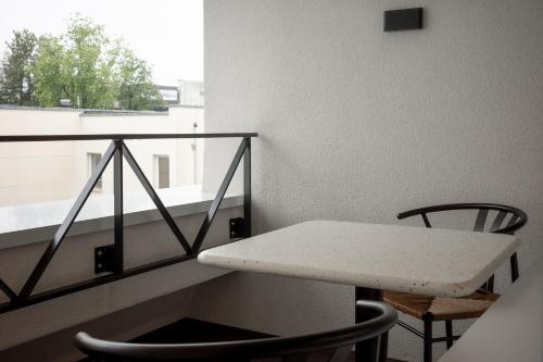 Habitación Doble Estándar con balcón del hotel Airinn Vilnius. Foto 5