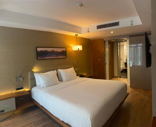Suite con cama extragrande del hotel Doubletree By Hilton Istanbul Old Town. Foto 3