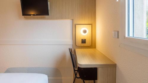 Habitación Doble Estándar con litera - 2 camas del hotel Kyriad ECO - Roissy - Aéroport Paris-Charles de Gaulle. Foto 1
