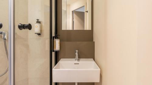 Habitación Doble Estándar con litera - 2 camas del hotel Kyriad ECO - Roissy - Aéroport Paris-Charles de Gaulle. Foto 3