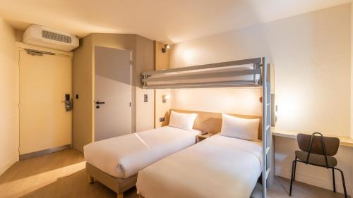 Standard Room with Three Single Beds and One Bunk Bed del hotel Kyriad ECO - Roissy - Aéroport Paris-Charles de Gaulle. Foto 7