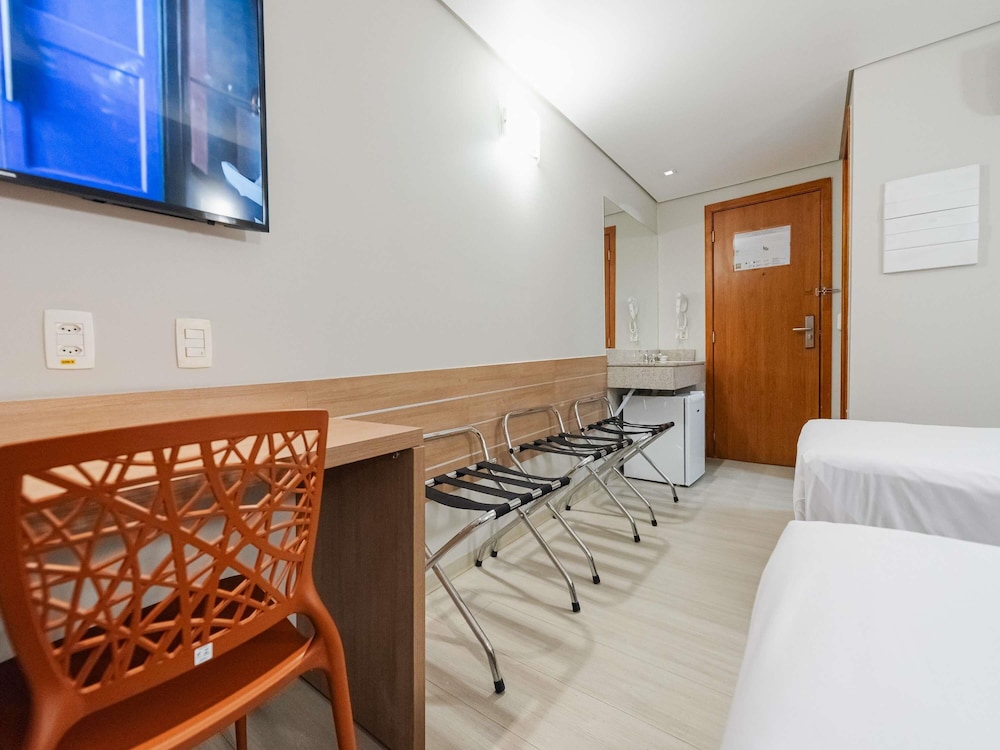 Habitación Estándar con 3 camas individuales del hotel Ibis Styles Goiânia Shopping Estação. Foto 3