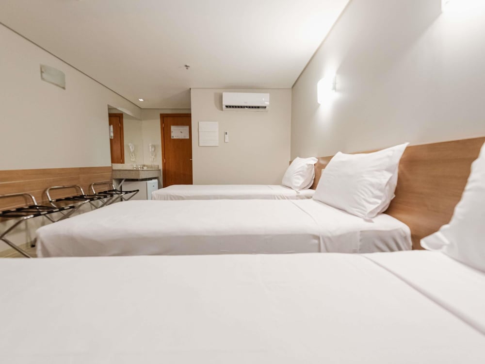 Habitación Estándar con 3 camas individuales del hotel Ibis Styles Goiânia Shopping Estação. Foto 6