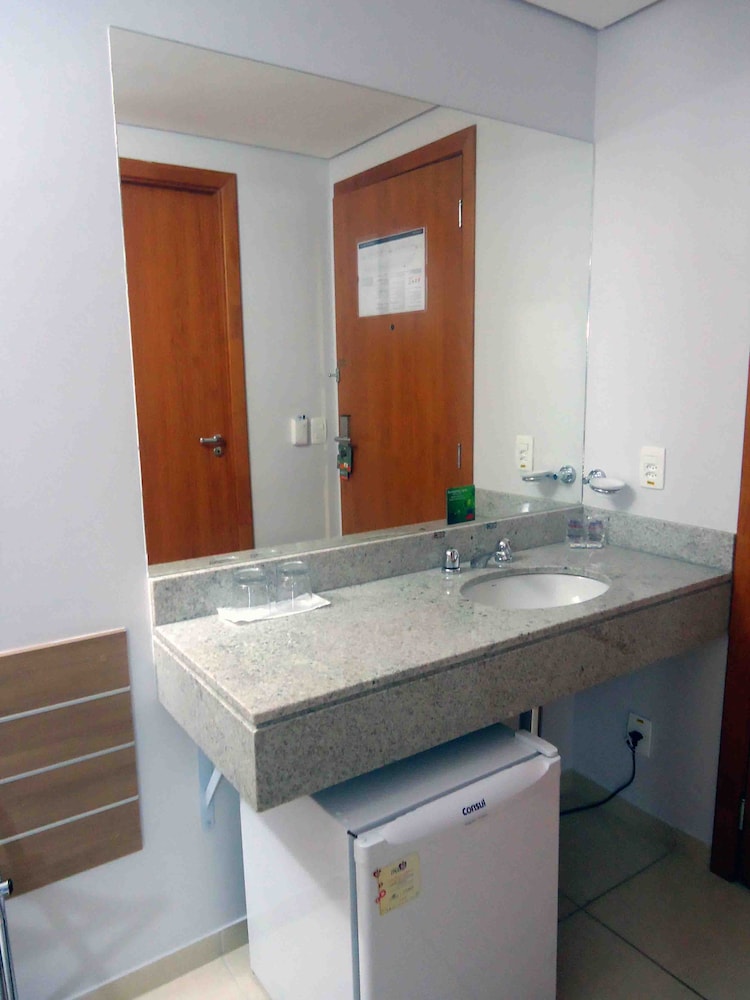 Habitación estándar con 2 camas individuales del hotel Ibis Styles Goiânia Shopping Estação. Foto 9