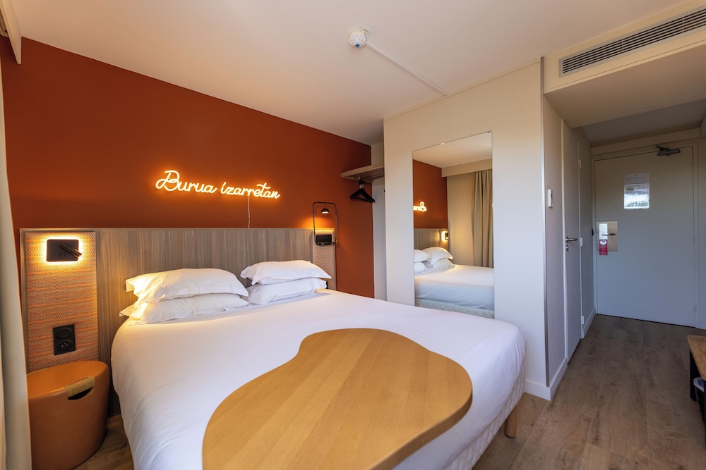Habitación Classic con 1 cama doble del hotel ibis Styles Saint-Jean-de-Luz Donibane