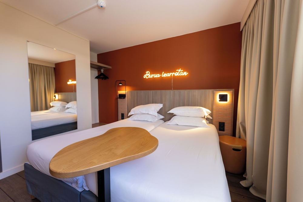 Habitación Classic con 2 camas individuales del hotel ibis Styles Saint-Jean-de-Luz Donibane