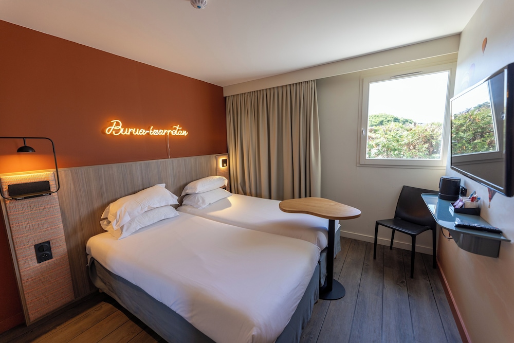 Habitación Classic con 2 camas individuales del hotel ibis Styles Saint-Jean-de-Luz Donibane. Foto 2
