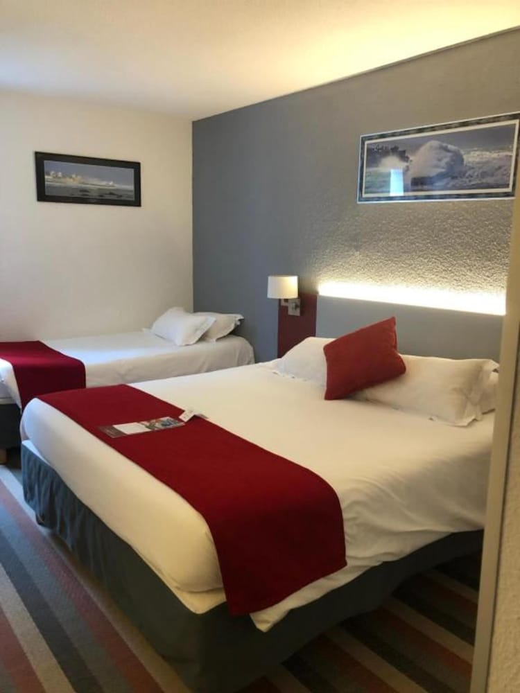 Habitación triple con 1 cama doble y 1 cama individual o 3 camas individuales del hotel ibis Styles Saint-Jean-de-Luz Donibane