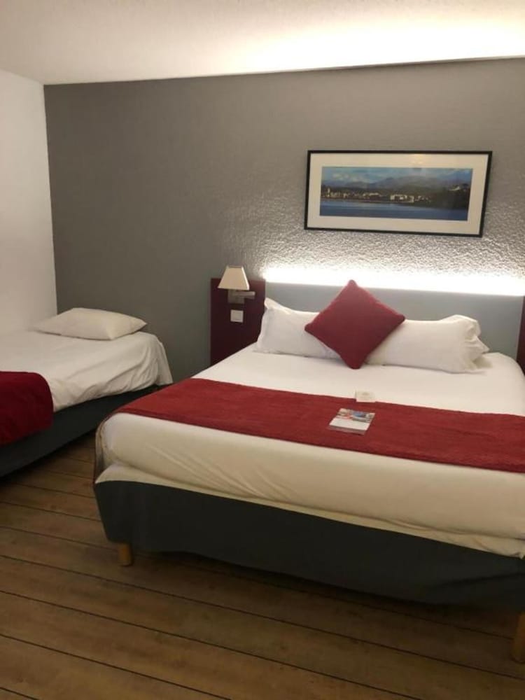Habitación triple con 1 cama doble y 1 cama individual o 3 camas individuales del hotel ibis Styles Saint-Jean-de-Luz Donibane. Foto 1