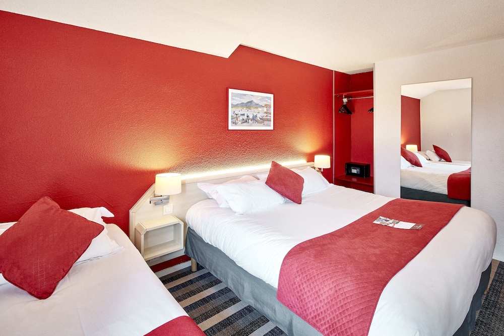 Habitación triple con 1 cama doble y 1 cama individual o 3 camas individuales del hotel ibis Styles Saint-Jean-de-Luz Donibane. Foto 2