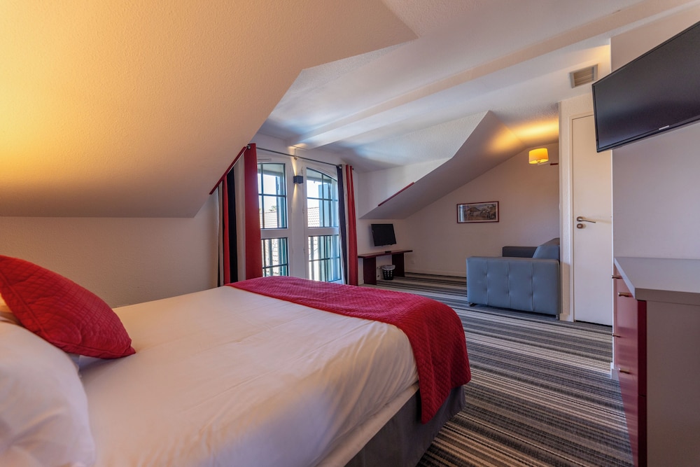 Habitación Classic familiar con 1 cama doble, 2 camas individuales o 1 sofá cama del hotel ibis Styles Saint-Jean-de-Luz Donibane. Foto 1