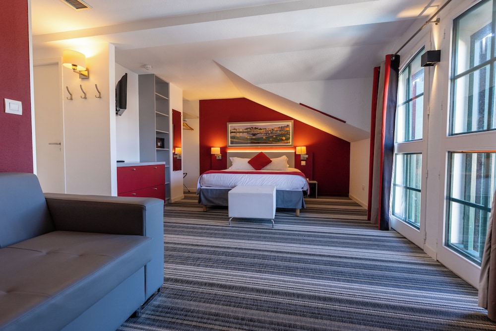 Habitación Classic familiar con 1 cama doble, 2 camas individuales o 1 sofá cama del hotel ibis Styles Saint-Jean-de-Luz Donibane. Foto 2