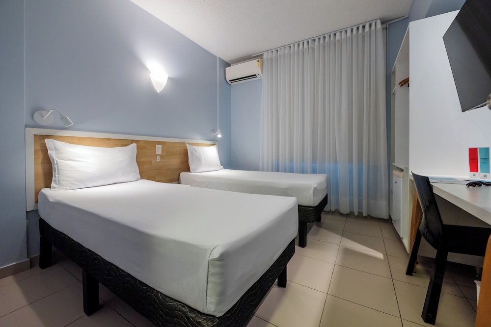 Habitación Estándar con 1 cama doble y 2 camas individuales del hotel Ibis Styles Manaus. Foto 2