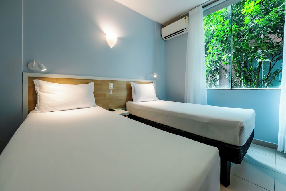 Habitación Estándar con 1 cama doble y 2 camas individuales del hotel Ibis Styles Manaus. Foto 4