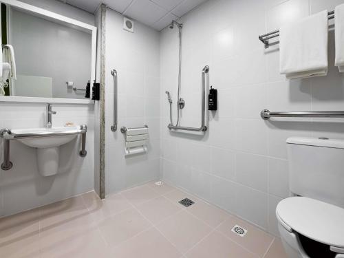 Apartamento estándar adaptado con 1 cama queen - size y 1 cama individual del hotel Ibis Styles Manaus. Foto 4