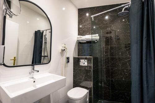 Habitación Doble del hotel Montparnasse St Germain. Foto 6