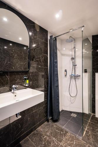 Habitación Doble con balcón del hotel Montparnasse St Germain. Foto 6