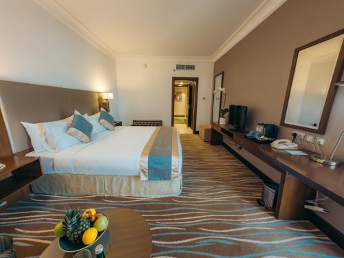 Habitación Deluxe con cama extragrande del hotel Copthorne Downtown Abu Dhabi. Foto 1