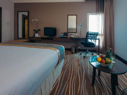 Habitación Deluxe con cama extragrande del hotel Copthorne Downtown Abu Dhabi. Foto 2
