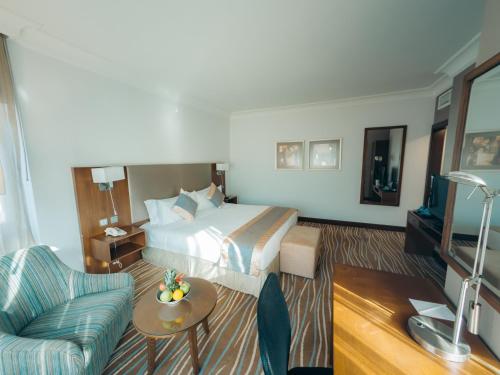 Habitación Club con acceso al salón executive del hotel Copthorne Downtown Abu Dhabi