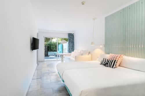 Habitación doble Balcón o Terraza Planta Baja 2 Camas individuales 2 Camas dobles del hotel Gold By Marina - Adults Only