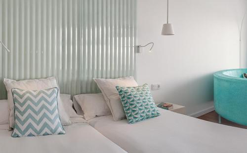 Habitación doble Balcón o Terraza Planta Baja 2 Camas individuales 2 Camas dobles del hotel Gold By Marina - Adults Only. Foto 1