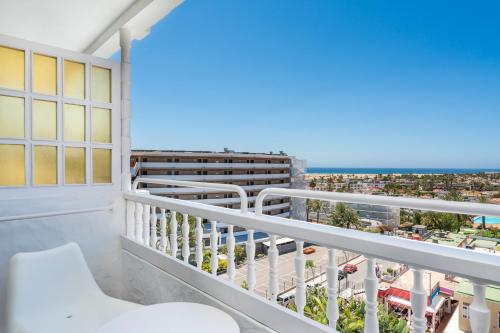 Habitación Superior con balcón y vistas parciales al mar del hotel Gold By Marina - Adults Only. Foto 1