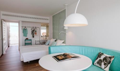 Habitación Superior con balcón y vistas parciales al mar del hotel Gold By Marina - Adults Only. Foto 3