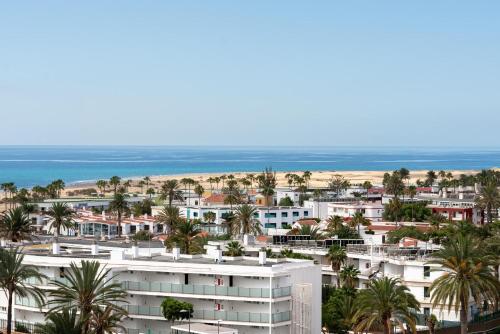Habitación Superior con balcón y vistas parciales al mar del hotel Gold By Marina - Adults Only. Foto 5