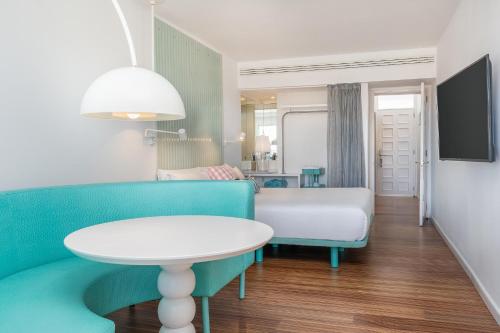 Habitación doble Balcón o Terraza Con Vistas 2 Camas individuales del hotel Gold By Marina - Adults Only. Foto 2