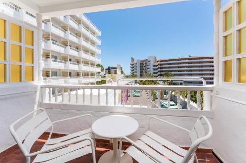 Habitación doble Balcón o Terraza Con Vistas 2 Camas individuales del hotel Gold By Marina - Adults Only. Foto 4