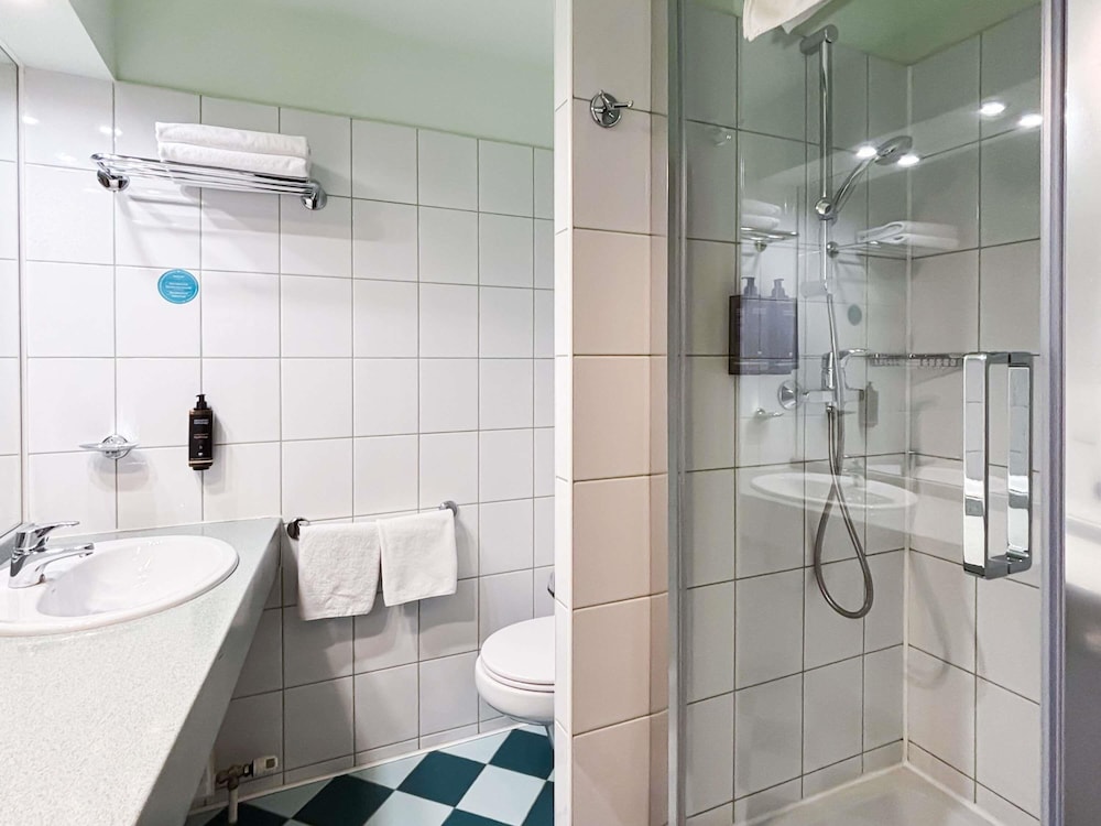 Habitación Estándar con 1 cama queen - size y sofá del hotel Mercure Cieszyn. Foto 3