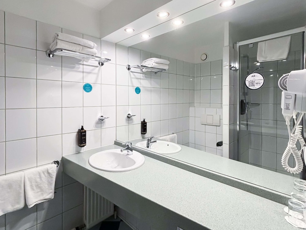 Habitación estándar climatizada con 1 cama queen - size y sofá del hotel Mercure Cieszyn. Foto 1