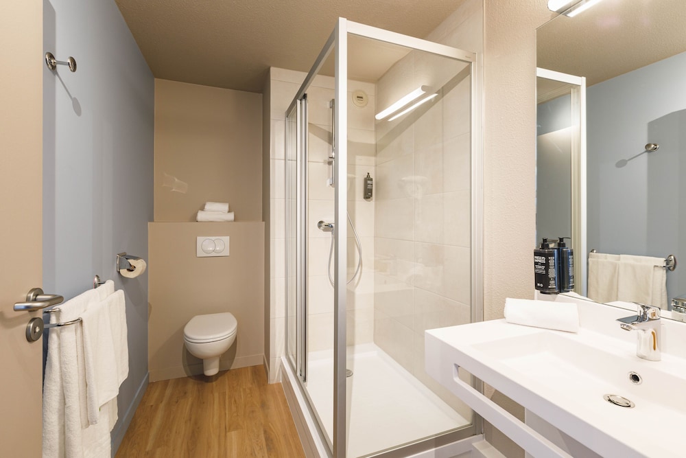 Habitacion Standard con 1 cama doble del hotel Ibis Styles Aix-les-bains Domaine De Marlioz. Foto 4