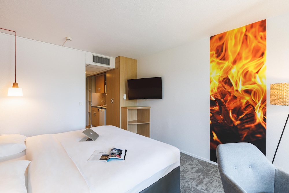 Habitación para huéspedes con limitaciones físicas con 1 cama doble del hotel Ibis Styles Aix-les-bains Domaine De Marlioz. Foto 3