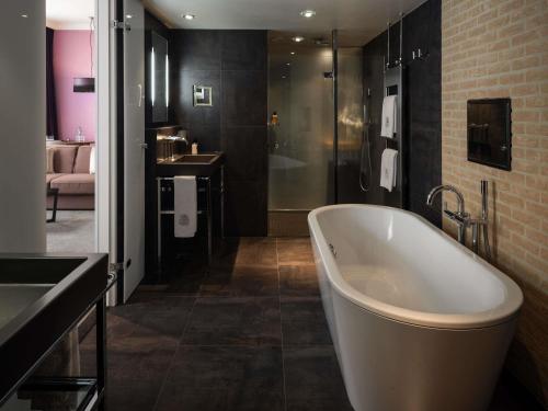 SUITE PRESTIGE - 1 Cama King Size - Servicio de Mayordomo - Vistas al Canal - Salón Independiente del hotel Sofitel Legend The Grand Amsterdam. Foto 5